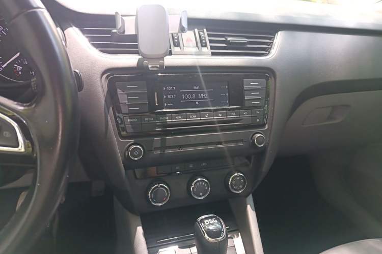 Used Skoda Octavia 2015 1.4TSI DSG Yijun Edition Audio And AC Panel