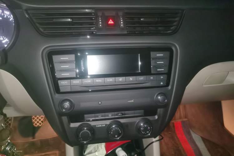 Used Skoda Octavia 2015 1.6L Manual Yijun Edition Audio And AC Panel