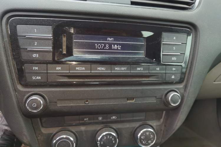 Used Skoda Octavia 2015 1.6L Automatic Eado Edition Audio And AC Panel