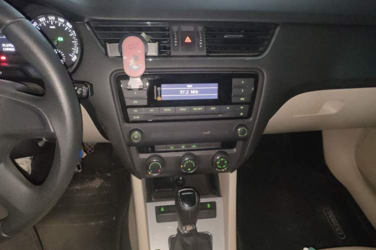 Used Skoda Octavia 2015 1.6L Automatic Yijie Edition Audio And AC Panel