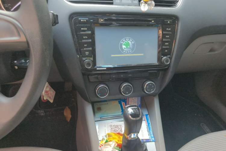 Used Skoda Octavia 2015 1.6L Automatic Yijie Edition Audio And AC Panel