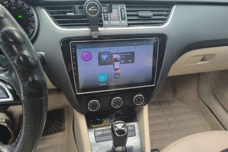 Used Skoda Octavia 2015 1.6L Automatic Yijun Edition Audio And AC Panel