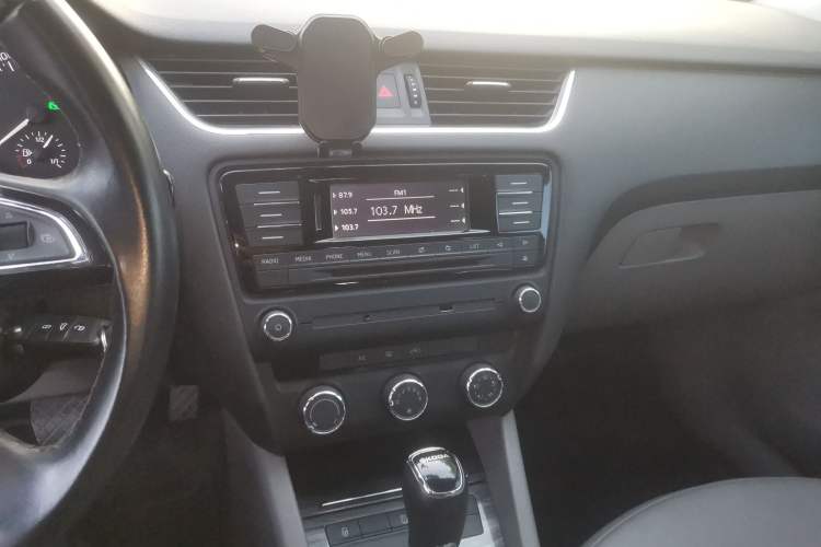 Used Skoda Octavia 2015 1.6L Automatic Yijun Edition Audio And AC Panel