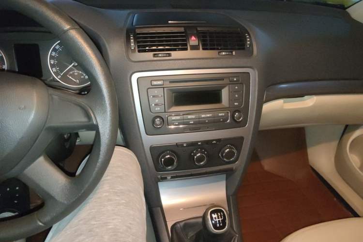 Used Skoda Octavia 2015 Classic Model 1.6L Manual Yijie Edition Audio And AC Panel
