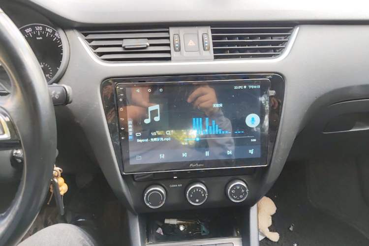 Used Skoda Octavia 2015 1.6L Manual Yijie Edition Audio And AC Panel