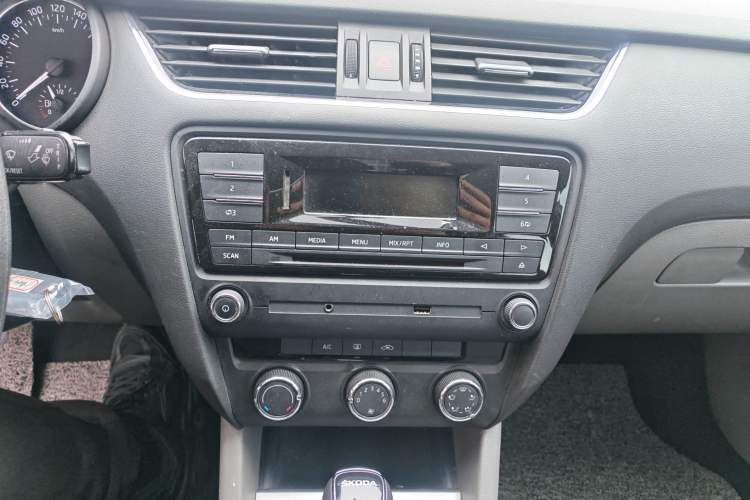 Used Skoda Octavia 2015 1.6L Automatic Yijie Edition Audio And AC Panel