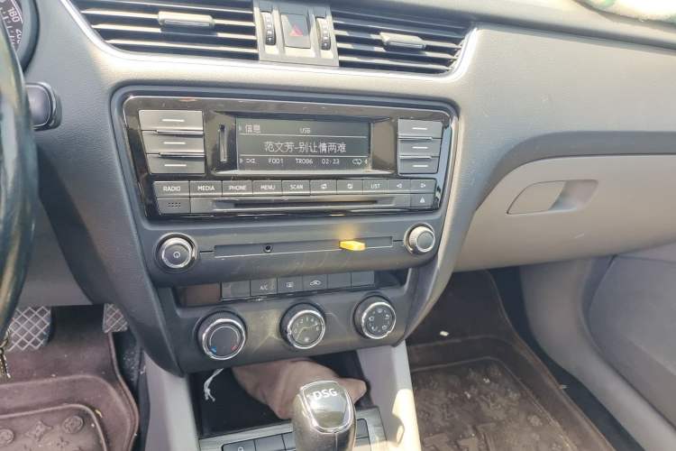 Used Skoda Octavia 2015 1.4TSI DSG Yijun Edition Audio And AC Panel