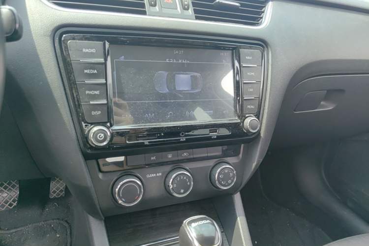 Used Skoda Octavia 2015 1.6L Automatic Yijun Edition Audio And AC Panel