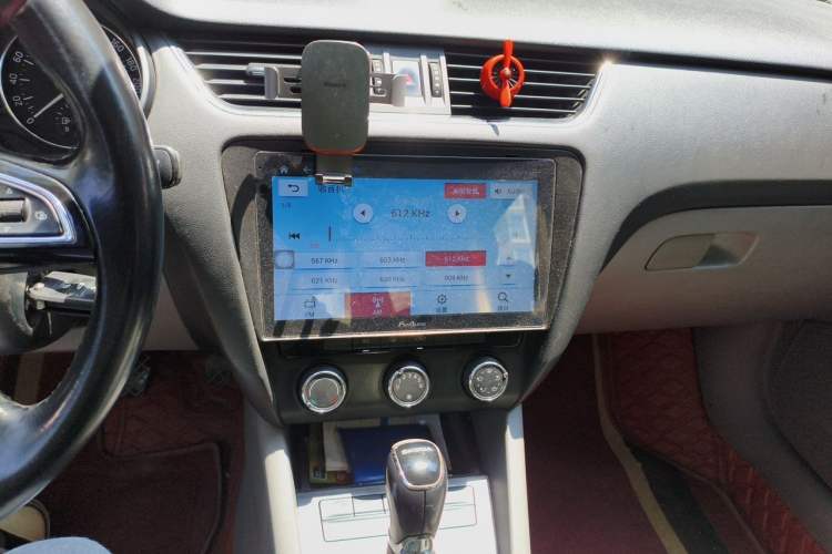Used Skoda Octavia 2015 1.6L Automatic Yijun Edition Audio And AC Panel