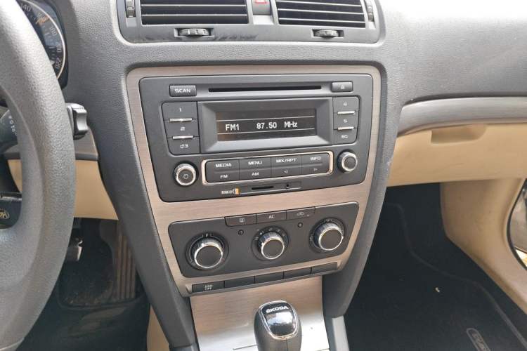 Used Skoda Octavia 2015 Classic Model 1.6L Automatic Yijie Version Audio And AC Panel