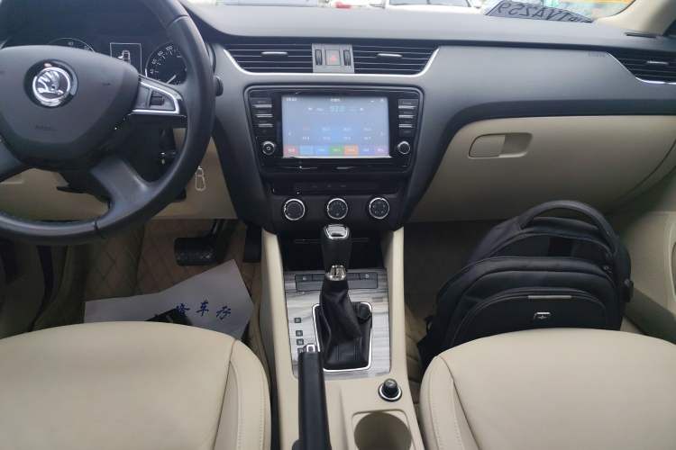 Used Skoda Octavia 2015 1.6L Automatic Yijun Edition Audio And AC Panel