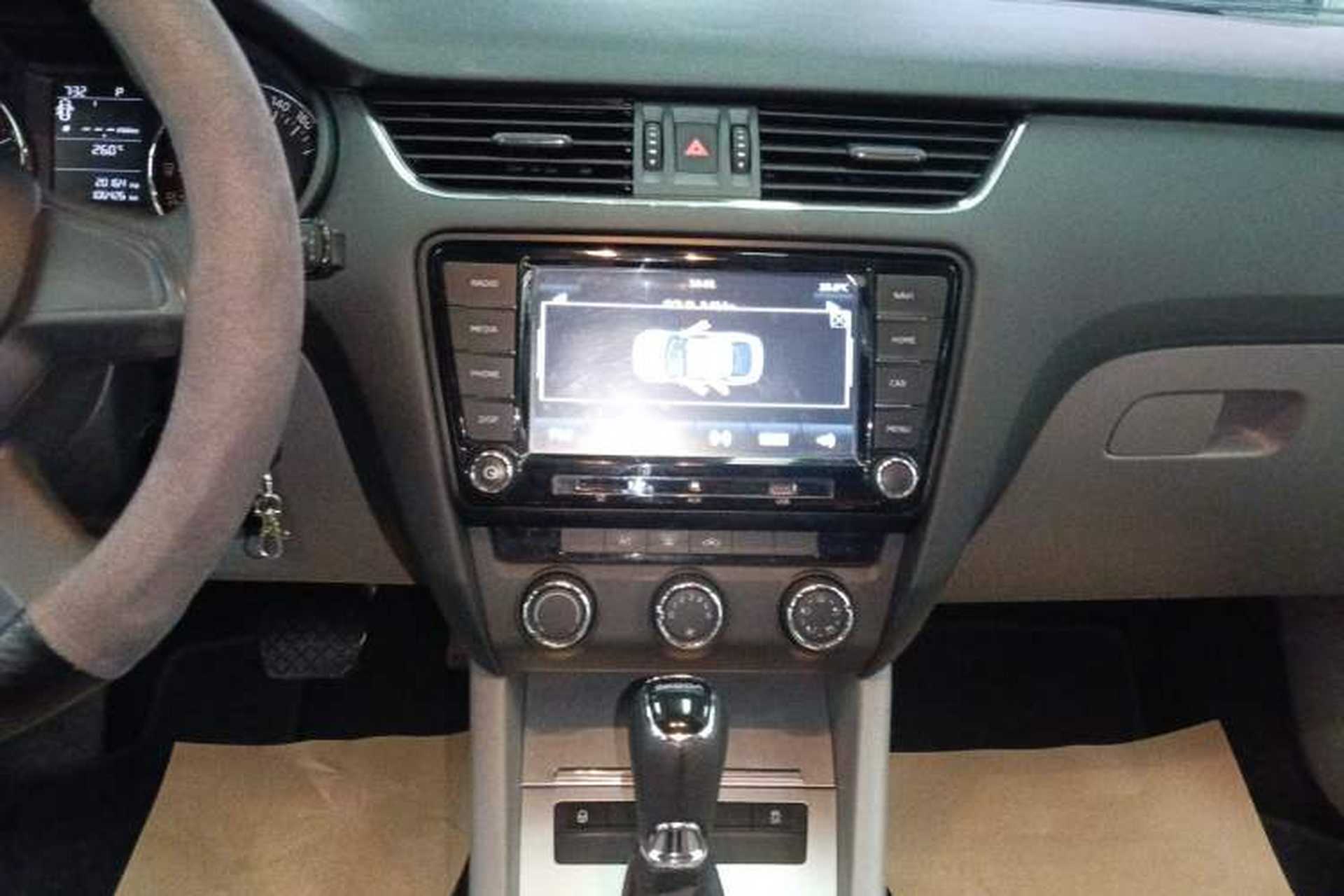 Used Skoda Octavia 2015 1.6L Automatic Yijie Edition Audio And AC Panel
