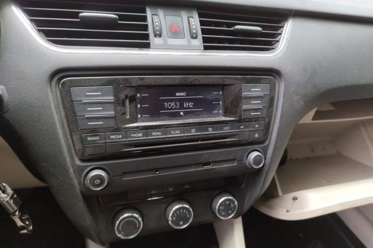 Used Skoda Octavia 2015 1.6L Automatic Yijun Edition Audio And AC Panel