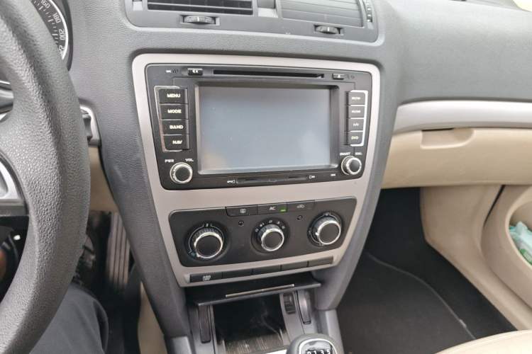Used Skoda Octavia 2015 Classic Model 1.6L Manual Yijie Edition Audio And AC Panel