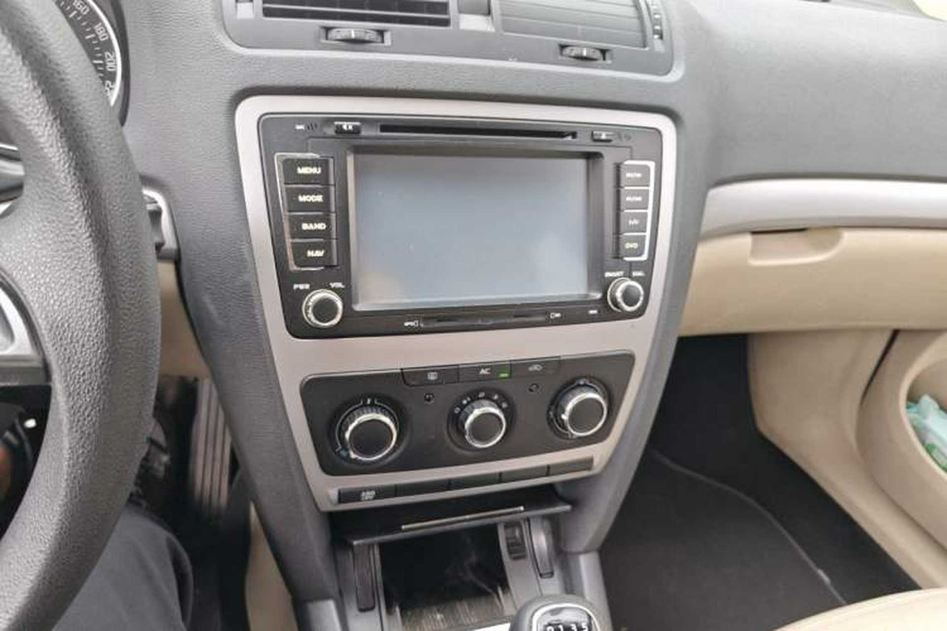 Used Skoda Octavia 2015 Classic Model 1.6L Manual Yijie Edition Audio And AC Panel