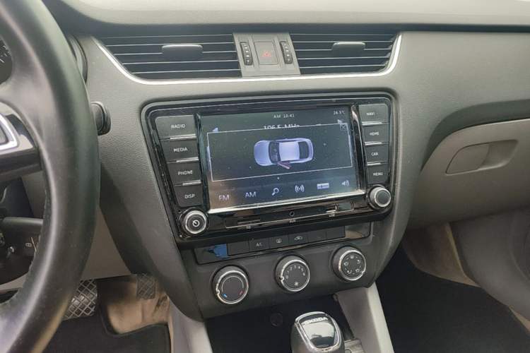 Used Skoda Octavia 2015 1.6L Automatic Yijun Edition Audio And AC Panel