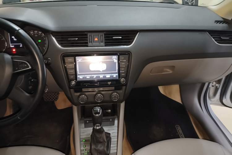 Used Skoda Octavia 2015 1.6L Automatic Yijun Edition Audio And AC Panel