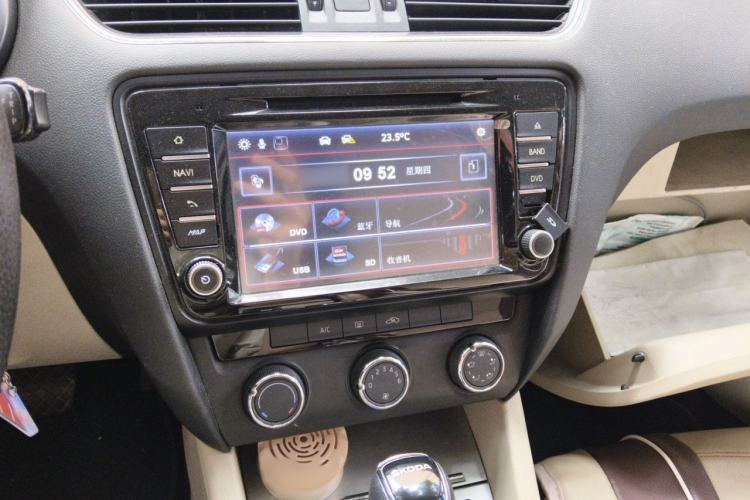 Used Skoda Octavia 2015 1.6L Automatic Yijie Edition Audio And AC Panel