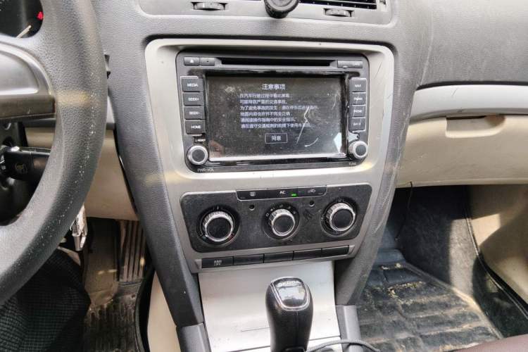 Used Skoda Octavia 2015 Classic Model 1.6L Automatic Yijie Version Audio And AC Panel