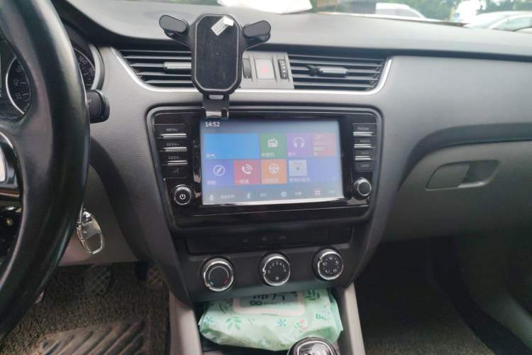 Used Skoda Octavia 2015 1.6L Manual Yijie Edition Audio And AC Panel