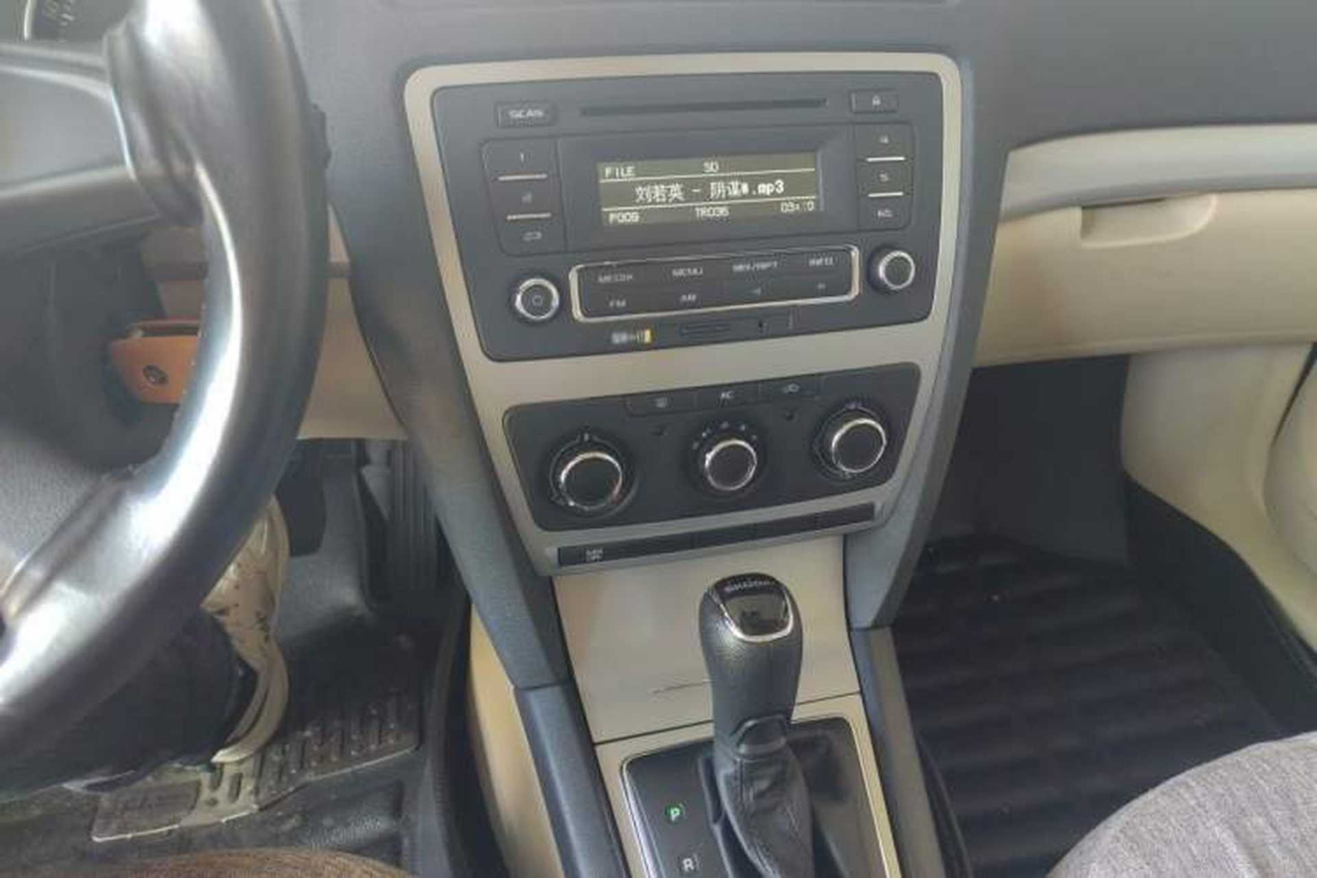 Used Skoda Octavia 2015 Classic Model 1.6L Automatic Yijie Version Audio And AC Panel