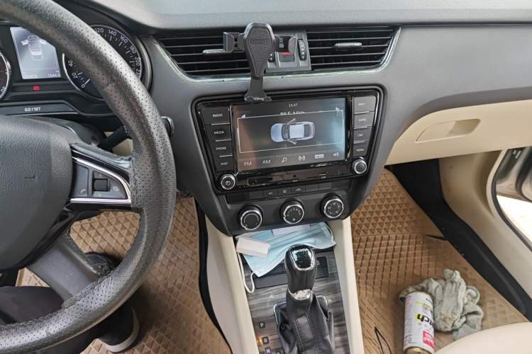 Used Skoda Octavia 2015 1.6L Automatic Yijun Edition Audio And AC Panel