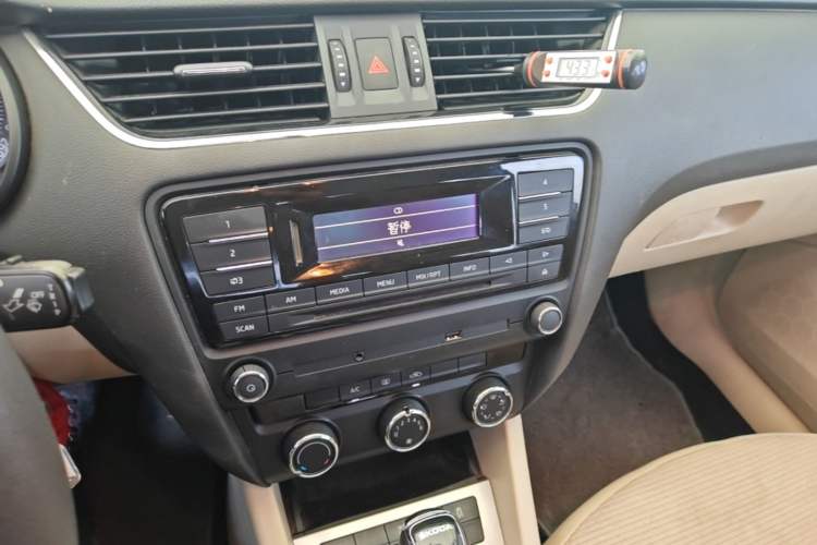 Used Skoda Octavia 2015 1.6L Automatic Yijie Edition Audio And AC Panel