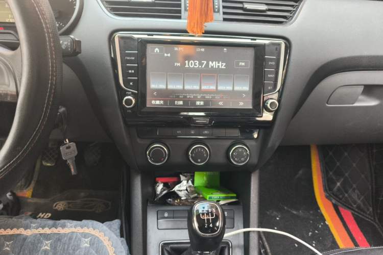 Used Skoda Octavia 2015 1.6L Manual Eado Edition Audio And AC Panel