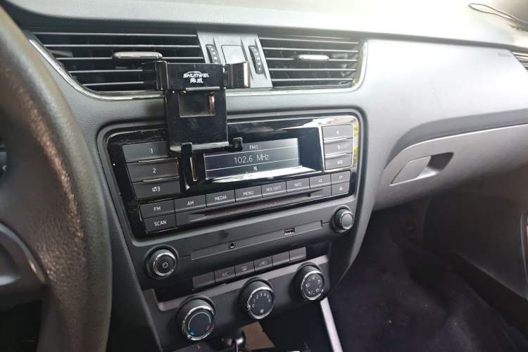 Used Skoda Octavia 2015 1.6L Automatic Eado Edition Audio And AC Panel