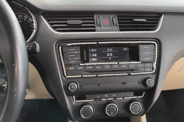 Used Skoda Octavia 2015 1.6L Automatic Yijun Edition Audio And AC Panel