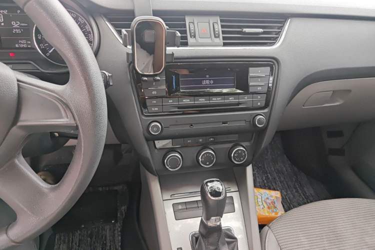 Used Skoda Octavia 2015 1.6L Automatic Yijie Edition Audio And AC Panel