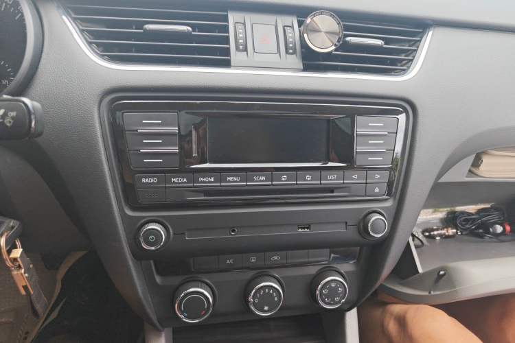 Used Skoda Octavia 2015 1.6L Automatic Yijun Edition Audio And AC Panel