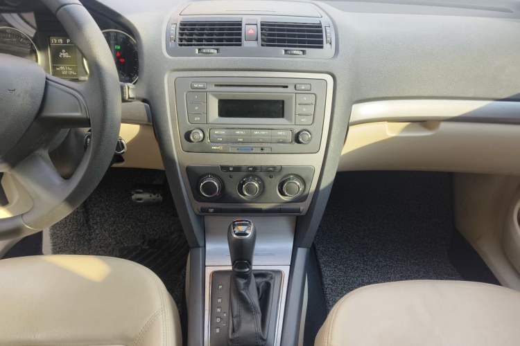 Used Skoda Octavia 2015 Classic Model 1.6L Automatic Yijie Version Audio And AC Panel