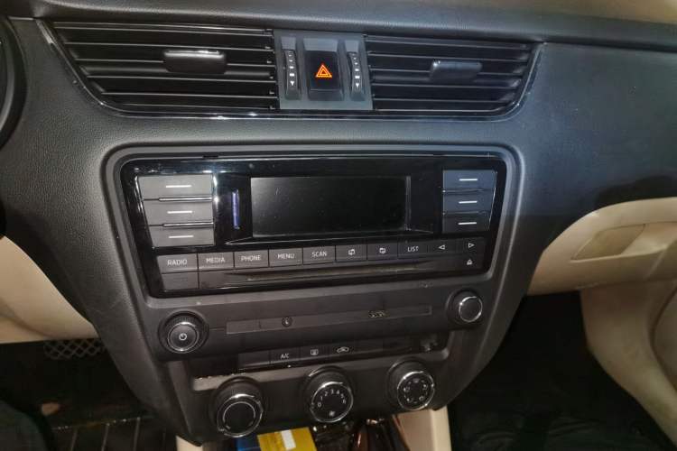 Used Skoda Octavia 2015 1.6L Automatic Yijun Edition Audio And AC Panel