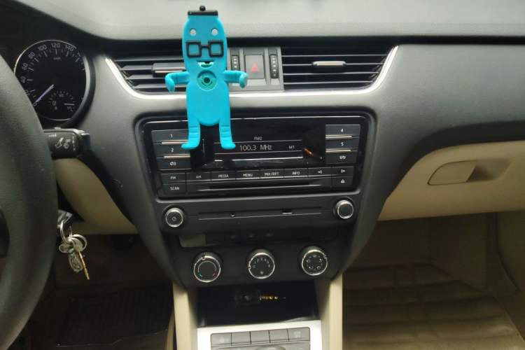 Used Skoda Octavia 2015 1.6L Manual Yijie Edition Audio And AC Panel