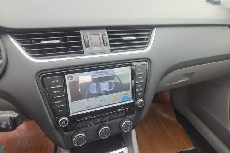 Used Skoda Octavia 2015 1.6L Automatic Yijie Edition Audio And AC Panel