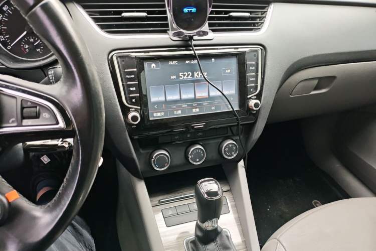 Used Skoda Octavia 2015 1.6L Automatic Yijun Edition Audio And AC Panel