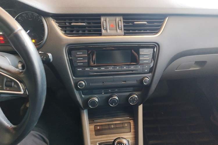 Used Skoda Octavia 2015 1.6L Manual Yijun Edition Audio And AC Panel