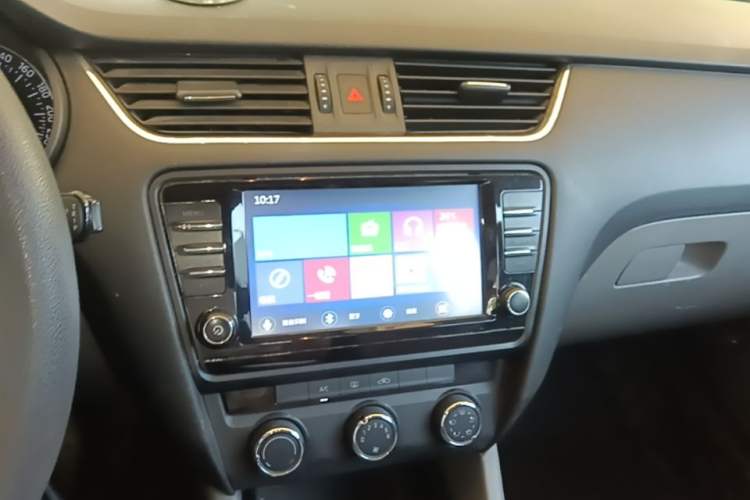 Used Skoda Octavia 2015 1.6L Automatic Yijie Edition Audio And AC Panel