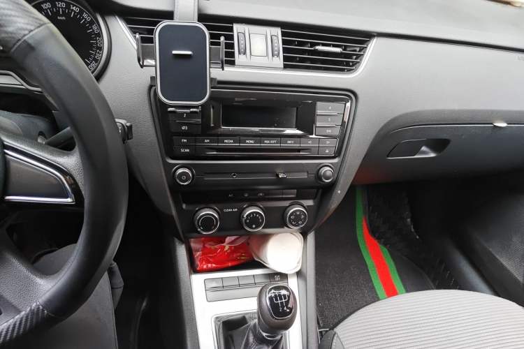 Used Skoda Octavia 2015 1.6L Manual Yijie Edition Audio And AC Panel