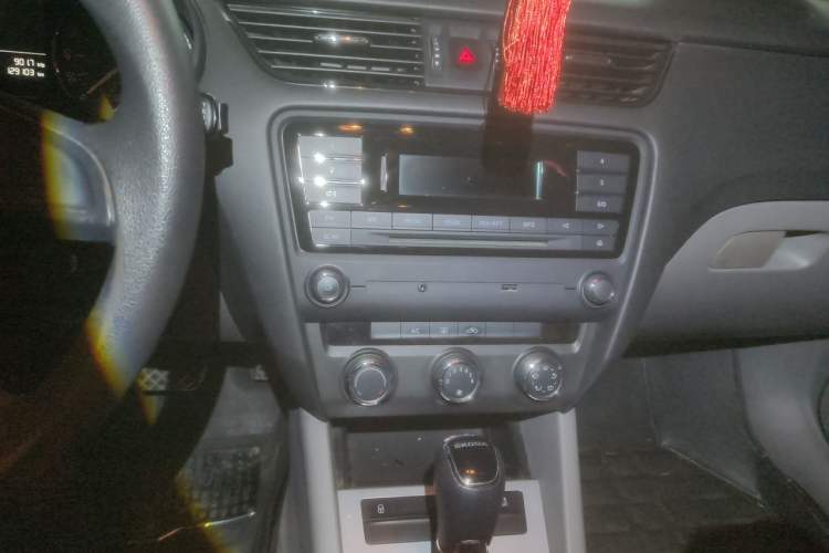 Used Skoda Octavia 2015 1.6L Automatic Yijie Edition Audio And AC Panel