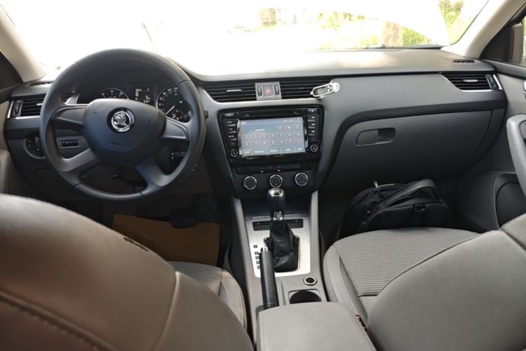 Used Skoda Octavia 2015 1.6L Automatic Yijie Edition Center Console