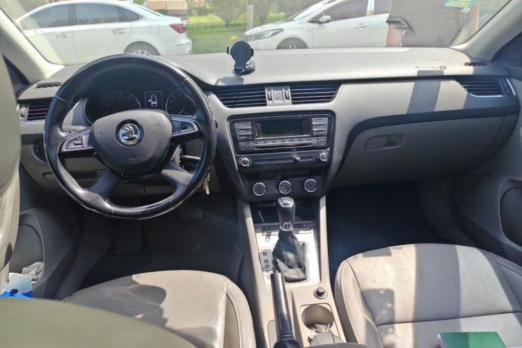 Used Skoda Octavia 2015 1.6L Automatic Yijun Edition Center Console
