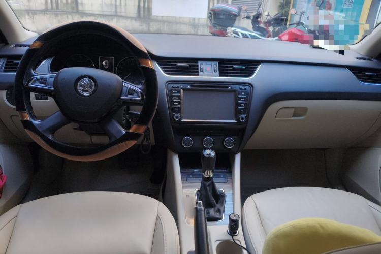 Used Skoda Octavia 2015 1.4TSI DSG Yijun Edition Center Console