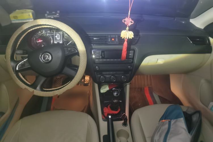Used Skoda Octavia 2015 1.6L Manual Yijun Edition Center Console