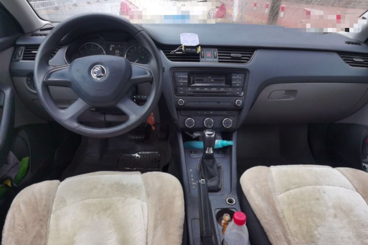Used Skoda Octavia 2015 1.6L Automatic Eado Edition Center Console