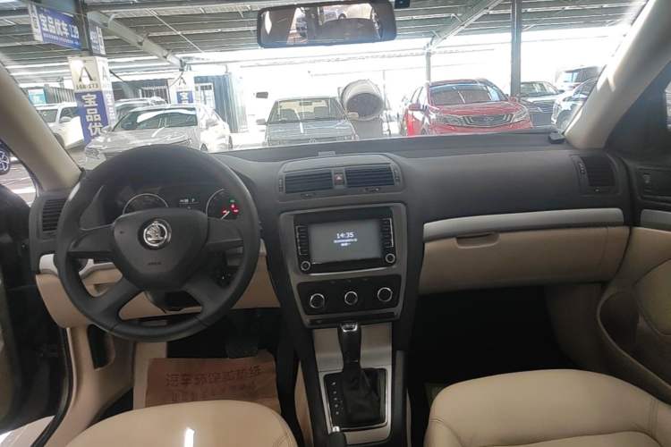 Used Skoda Octavia 2015 Classic Model 1.6L Automatic Yijie Version Center Console