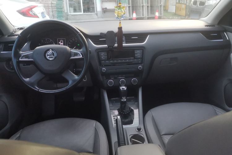 Used Skoda Octavia 2015 1.6L Automatic Yijun Edition Center Console