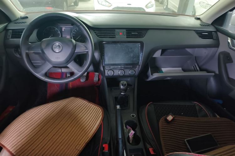 Used Skoda Octavia 2015 1.6L Manual Eado Edition Center Console