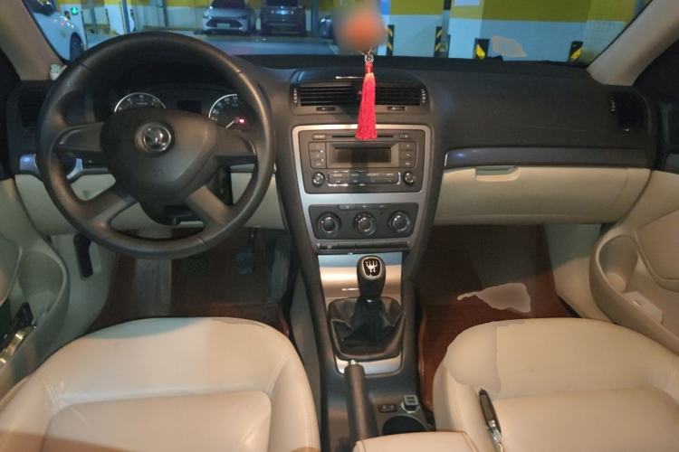 Used Skoda Octavia 2015 Classic Model 1.6L Manual Yijie Edition Center Console